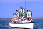 Spiekerooger Schlagballteam läuft mit Segelboot am Langeooger Sportstrand ein